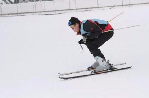 单板滑雪比双板滑雪难学吗